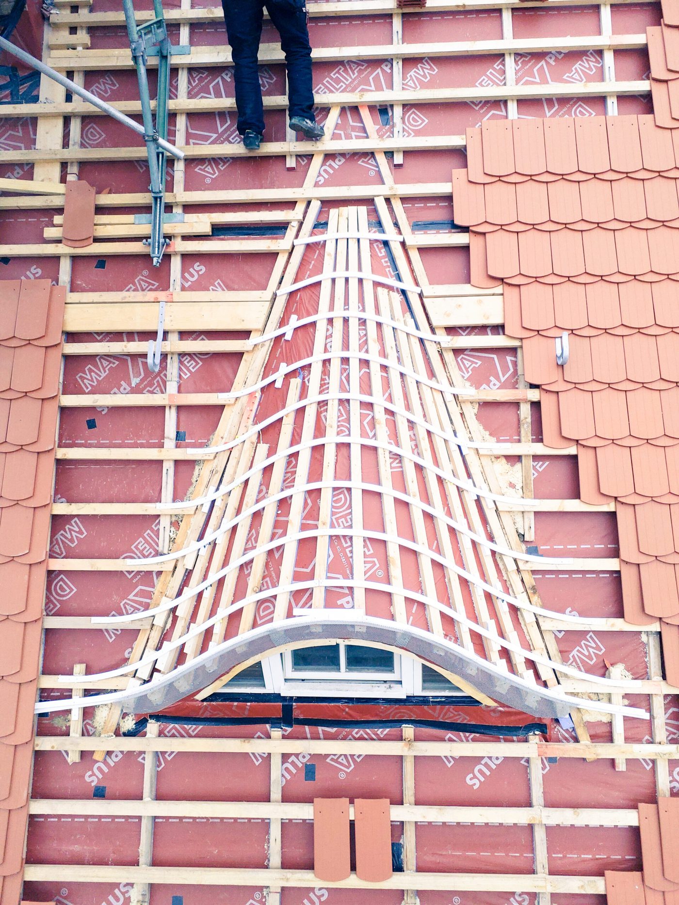 Neue Fledermausgaube in der Dachlattung während der Eindeckung