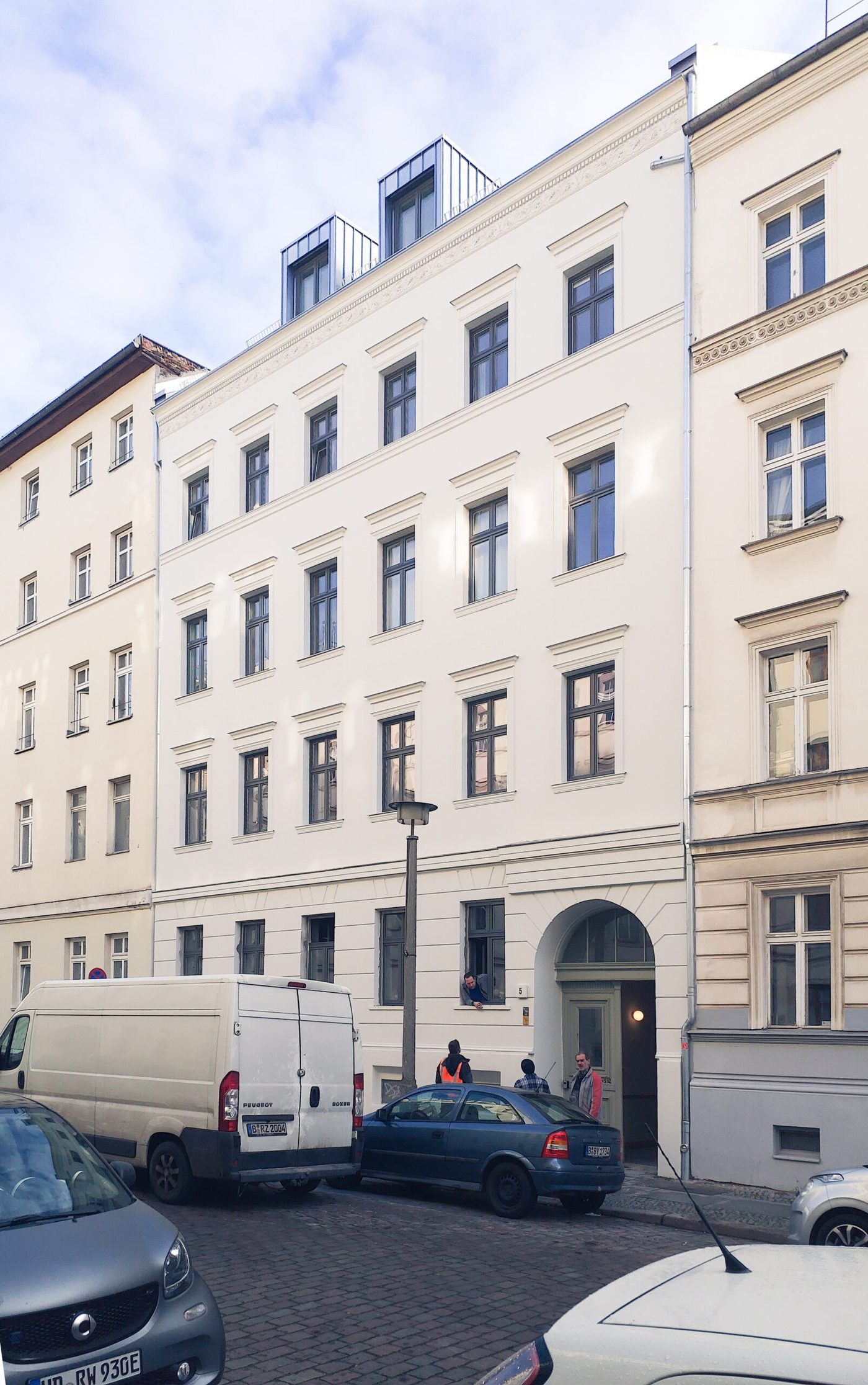 Gründerzeithaus mit neuem Dachgeschoss in einer Berliner Straße