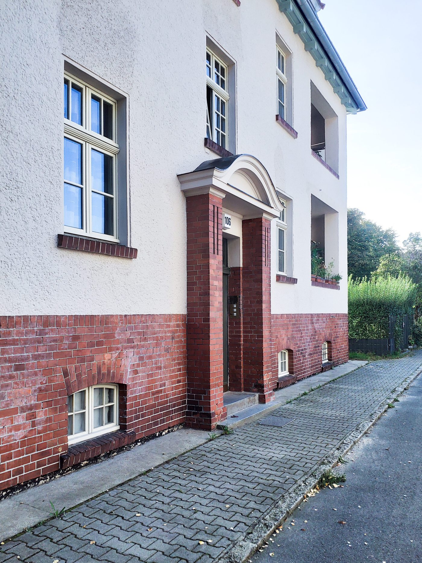Sanierter Hauseingang eines Mehrfamilienhauses mit Klinkersockel