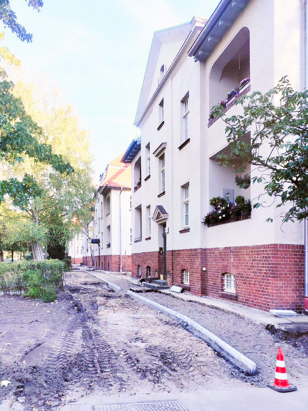 Mehrfamilienhaus mit Klinkersockel und neu angelegtem Gehweg