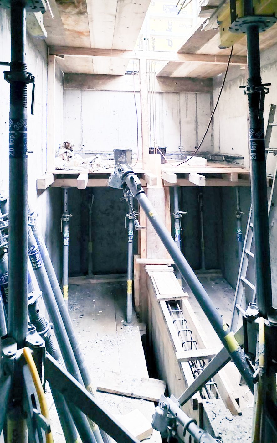 Schalung und Stützen im Rohbau